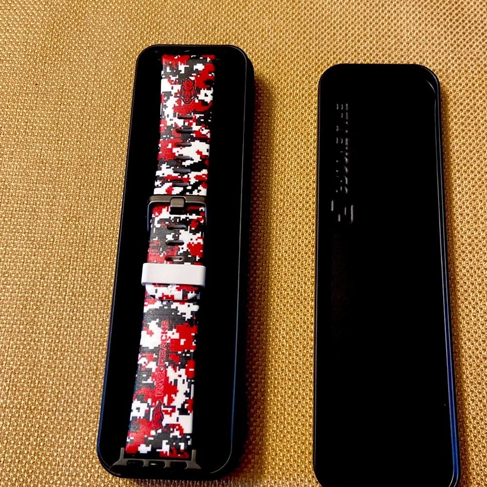 Razorback iPhone 40mm watch band.